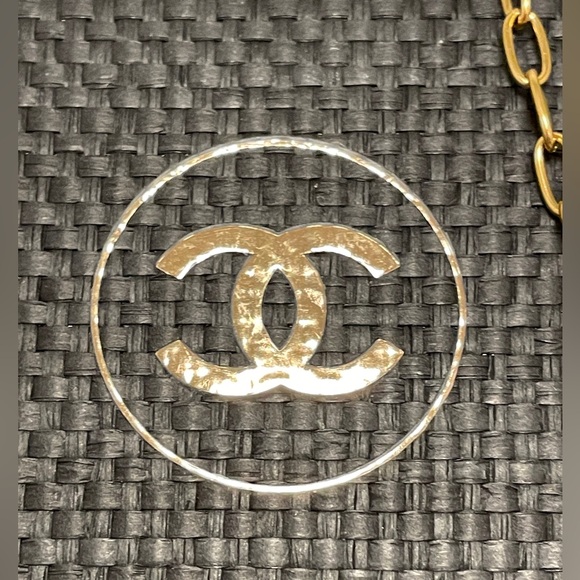 CHANEL cosmetic bag/necklace with Chanel charm - Picture 3 of 3